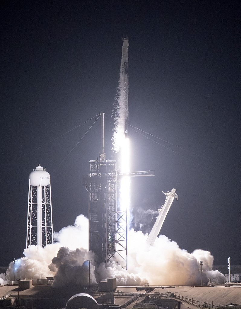 Estados Unidos: Cápsula de SpaceX despegó con la primera misión de civiles al espacio