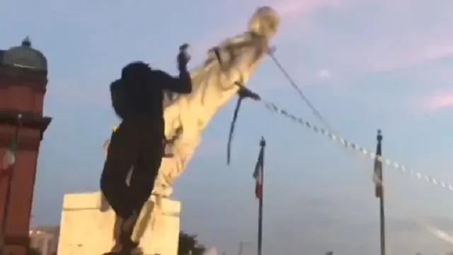 Estados Unidos: Derriban estatua de Cristóbal Colón y queman banderas en noche de protestas. Foto: Captura