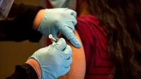 Estados Unidos empieza a administrar la vacuna de Moderna contra la COVID-19