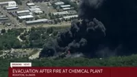 Estados Unidos: Evacúan a cientos de personas por un gran incendio en una planta industrial
