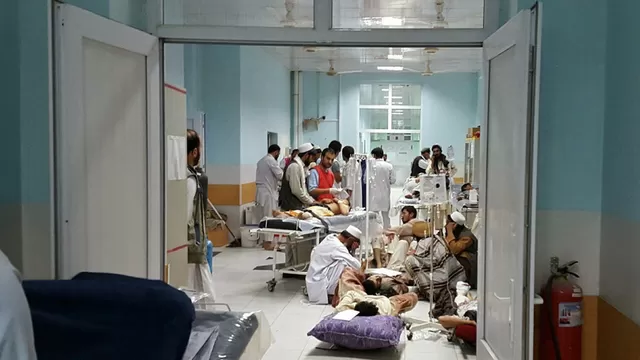 Miembros de MSF tratando a personas heridas en un hospital de Kunduz, Afganist&aacute;n, el 30 de septiembre de 2015.
