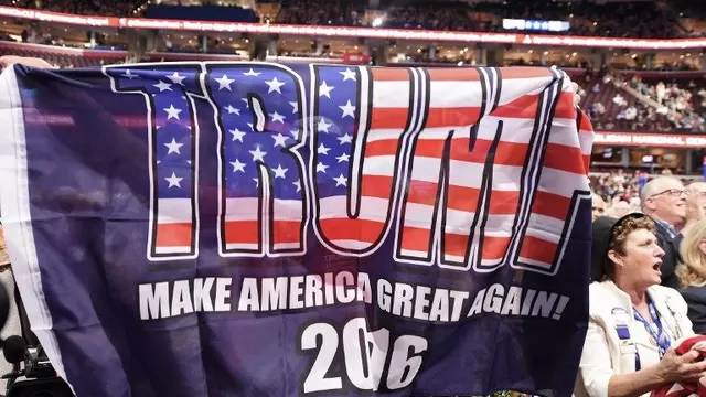 Un enorme cartel de apoyo a Donald Trump es exhibido en la convención republicana. (Vía: AFP)