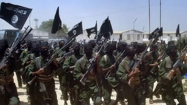 Soldados del Estado Islámico marchan con su bandera. (Vía: BBC)