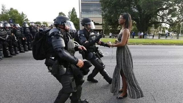 Ieshia Evans, de 28 años, enfrenta sola a fuerzas antimotines, en Baton Rouge, Luisiana. / Reuters