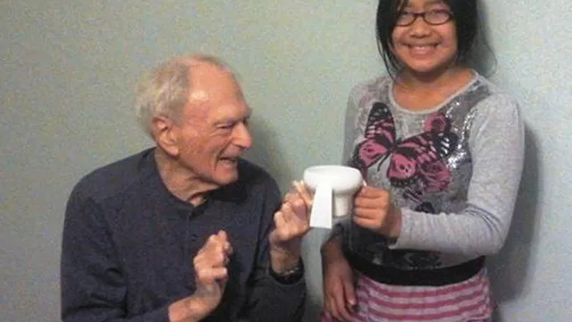 Estados Unidos: Niña de 11 años inventó taza especial para su abuelo con Parkinson
