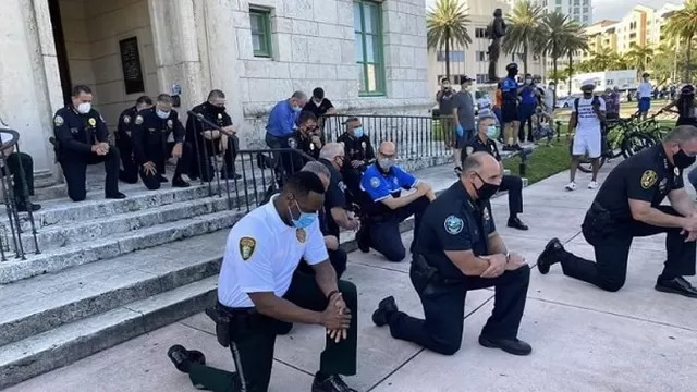 Estados Unidos: Policías de varias ciudades se arrodillan en solidaridad con protestas contra el racismo. Foto: AFP