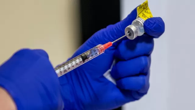 Estados Unidos revisará la posología de la vacuna de Pfizer contra la COVID-19 tras reacciones alérgicas de 2 personas. Foto: AFP