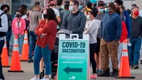 Estados Unidos: Turistas latinoamericanos son vacunados gratis contra la COVID-19 en la playa Miami Beach
