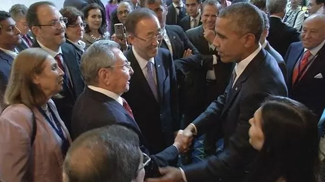 Presidente Ra&uacute;l Castro y Barack Obama se dan la mano en la VII Cumbre de las Am&eacute;ricas. (V&iacute;a: El Tiempo)