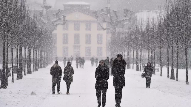 La gente camina por la nieve Estrasburgo. (Vía: AFP)
