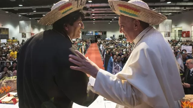 Evo Morales y el papa Francisco durante la visita del Sumo Pont&iacute;fice en Bolivia. (V&iacute;a: AFP)