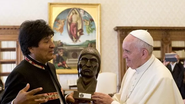 Evo Morales junto al Papa Francisco. (Vía: AFP)