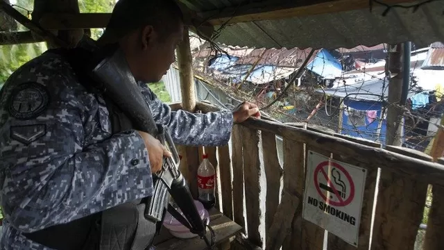 Un guardia vigila la cárcel donde cientos escaparon en Kidapawan. (Vía: AFP)