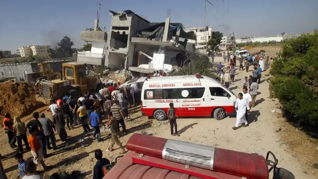 Trabajadores de rescate palestinos buscan sobrevivientes luego de un ataque militar israelí en Rafah. Foto: AFP