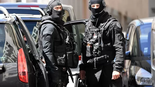 Policía especial de Francia arrestó a dos sospechosos en Marsella. Foto: AFP