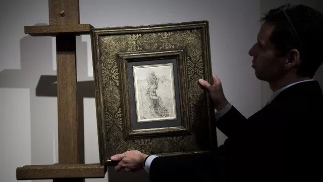 Un miembro de la casa de subastas Tajan de París exhibe un dibujo previamente desconocido de Leonardo da Vinci. (Vía. AFP)