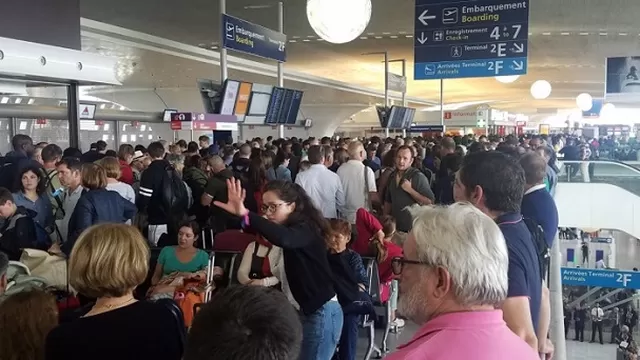 Evacuaron aeropuerto de Par&iacute;s. Foto: @Fabian_Estrada