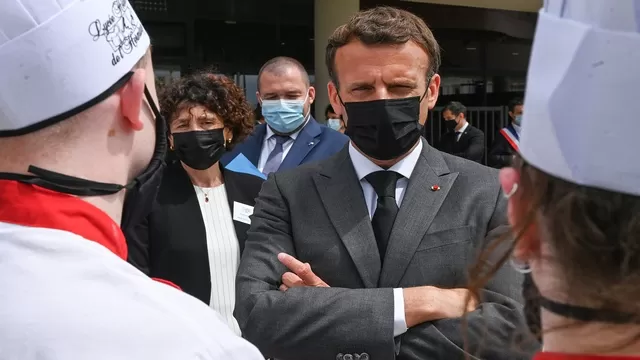 Francia: Un hombre abofetea al presidente Emmanuel Macron durante visita al sureste del país