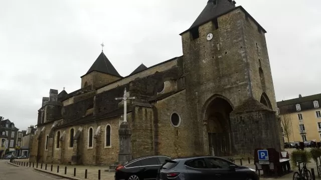 Francia: derriban puerta de catedral de Oloron-Sainte-Marie con auto y roban tesoros. Foto: AFP