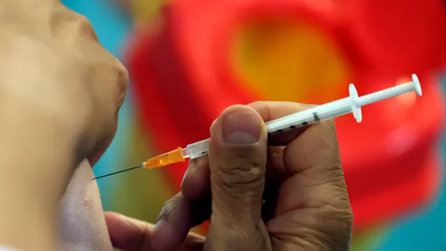 Francia obligará a trabajadores médicos a vacunarse contra la COVID-19. Foto: AFP