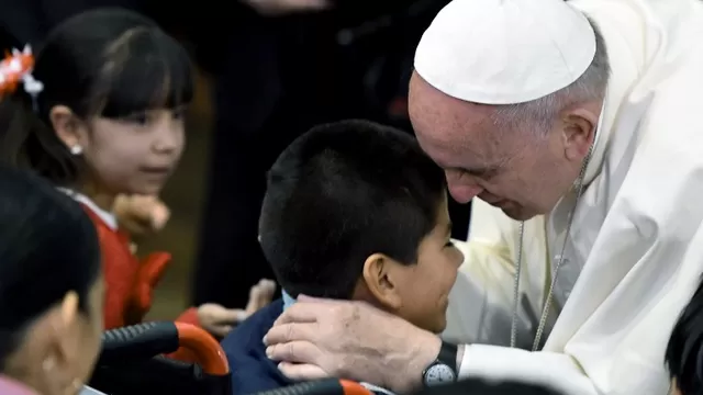 Papa Francisco saludando a niños de México. (Vía: AFP)
