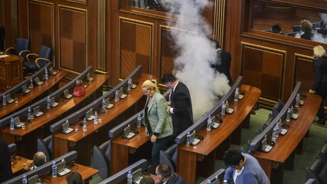 Gases lacrimógenos en el parlamento de Kosovo contra el acuerdo con Serbia