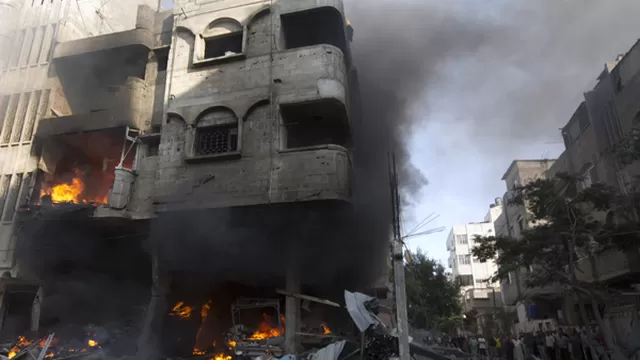 Llamas salen de un edificio golpeado por un ataque a&eacute;reo israel&iacute; en la ciuda de Gaza. (Foto: AFP)