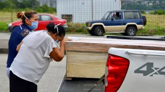 La Alcaldía de Guayaquil ha comenzado a repartir este domingo ataúdes de cartón para paliar la escasez de los de madera. Foto: EFE