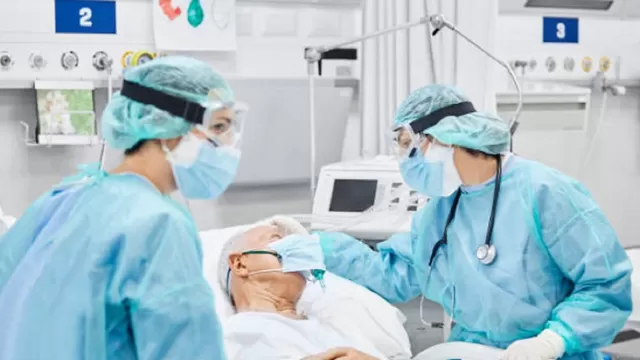 Médicos atienden a un paciente grave con COVID-19. Foto: iStock