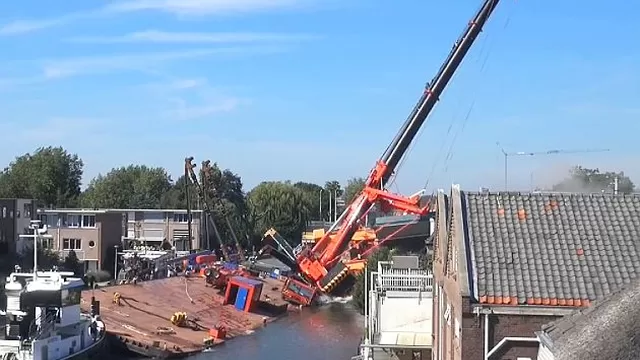 Holanda: dos enormes grúas se vinieron abajo sobre viviendas