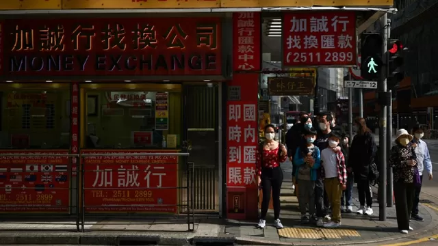 Hong Kong ordena teletrabajo y reduce las reuniones públicas a 2 personas ante cuarta ola del coronavirus. Foto: AFP