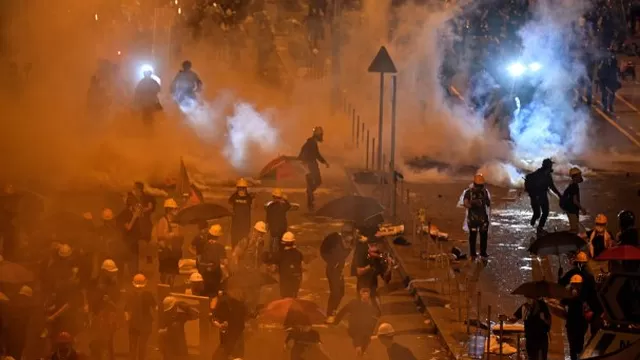 Hong Kong: Policía lanza gas lacrimógeno contra manifestantes cerca del Parlamento. Foto: AFP