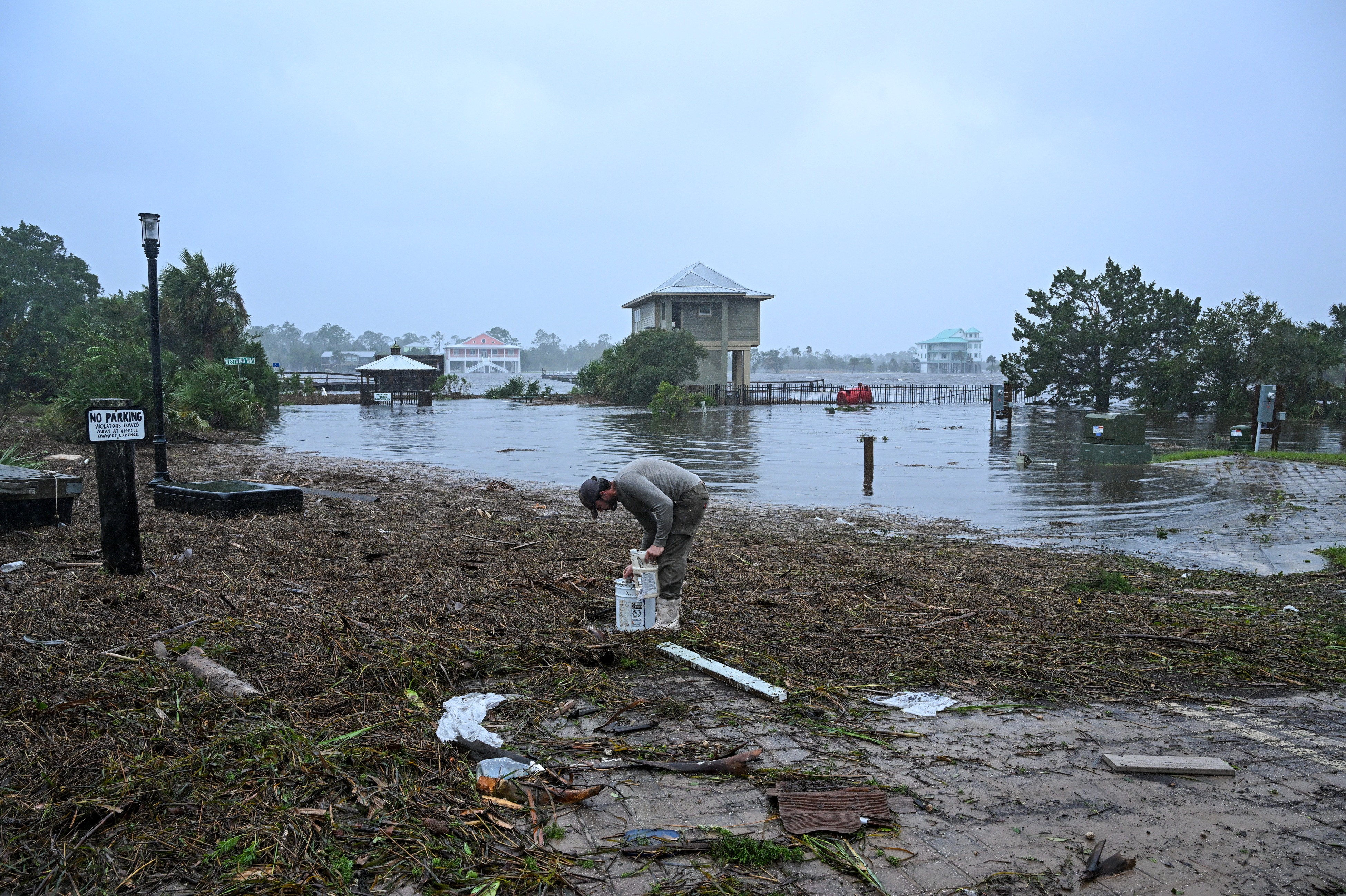 Fuertes imágenes de las inundaciones y destrozos que dejó el huracán Idalia tras su paso por Florida / AFP