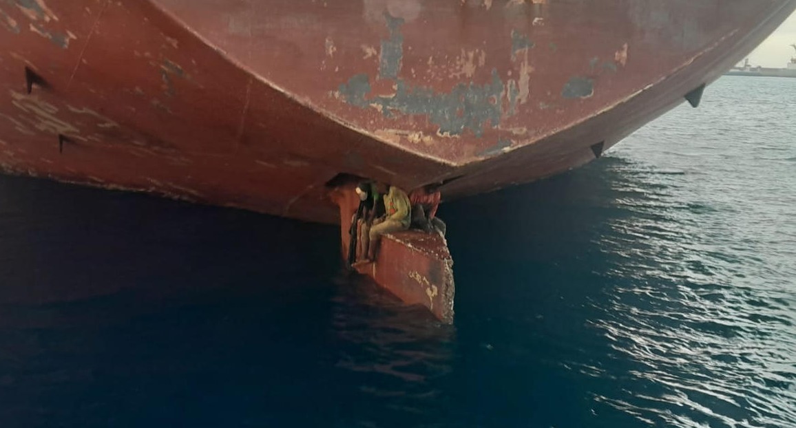 En esta parte del barco fueron descubiertos los tres hombres. FOTO: SALVAMENTO MARÍTIMO DE ESPAÑA