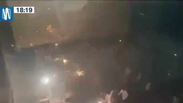 India: Fans de actor de Bollywood lanzaron fuegos artificiales en sala de cine