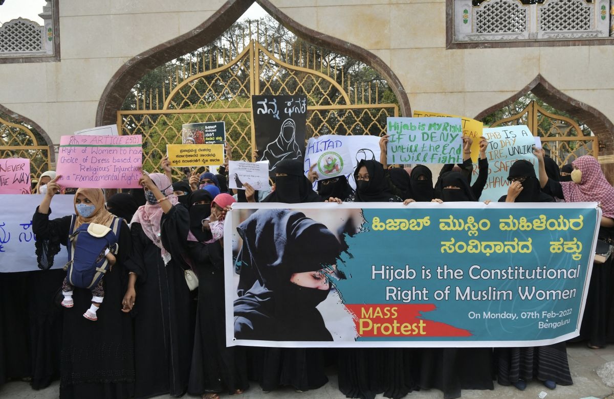 India: Musulmanes protestan contra prohibición del velo en colegios