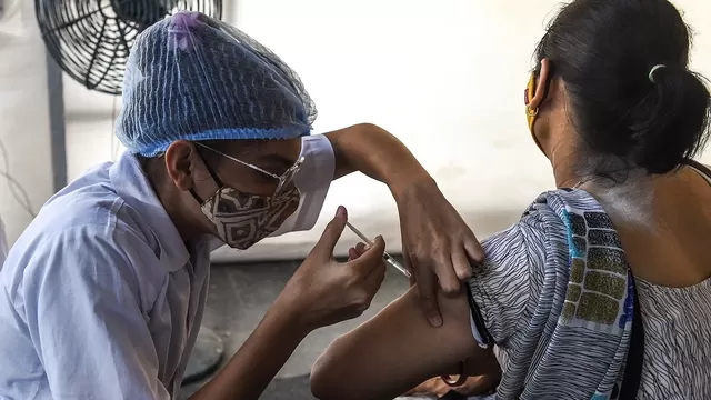 India: Varias personas recibieron dosis de agua en vez de la vacuna anticovid en falsos centros de vacunación. Foto referencial: AFP