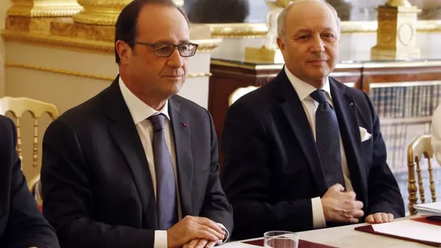 Presidente franc&eacute;s Fran&ccedil;ois Hollande al lado del canciller Laurent Fabius. (Foto: AFP)