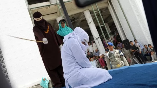 Indonesia: azotan a 11 personas por mantener relaciones extramaritales. Foto: EFE