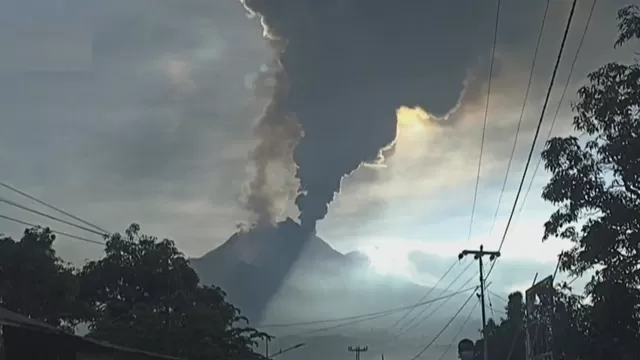 Indonesia: Evacuaron a más de mil personas tras erupción del volcán