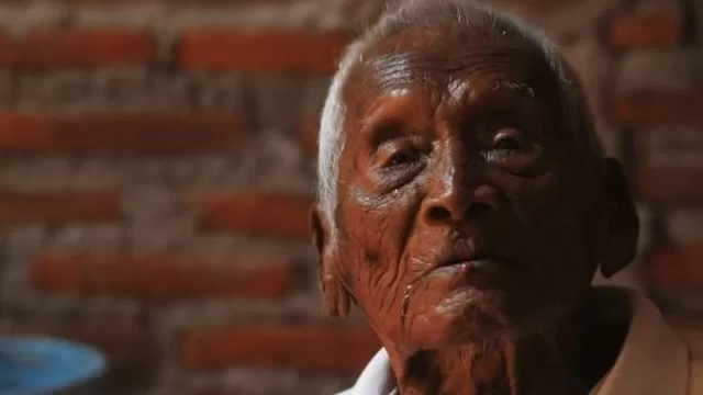 Mbah Gotho, un hombre nativo de la isla Java, en Indonesia que tiene 145 años. (Vía: Twitter)