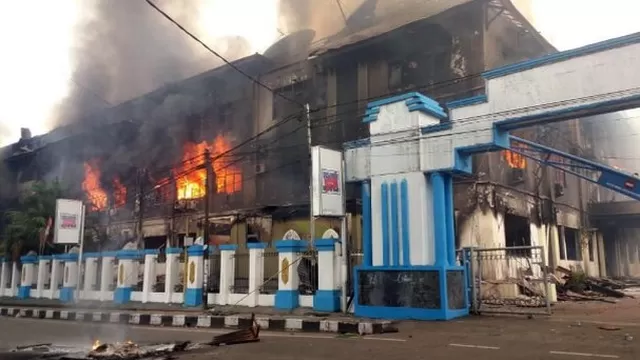 Indonesia: manifestantes incendian el Parlamento en Papúa. Foto: EFE