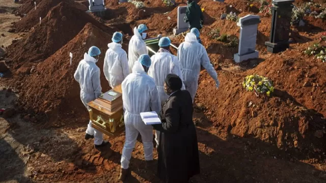 Indonesia: Una municipalidad obliga a cavar tumbas a quienes no usan mascarilla. Foto: EFE referencial