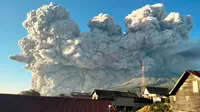 Indonesia: Volcán Sinabung emite una columna de humo de 5000 metros de altura