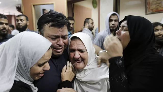 Familiares palestinos de un paciente asesinados por ataques de Israel en el hospital Al-Aqsa en Deir al-Balah, en el centro de la franja de Gaza. 21/07/2014 (Foto: AFP)