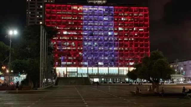 Israel: los colores de Per&uacute; iluminaron edificio de la municipalidad de Tel Aviv. Foto: Andina