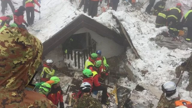 Equipos de socorristas excavando cerca al hotel. (Via: AFP)