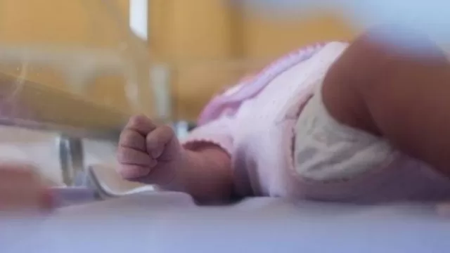 Italia: bebé nace dos meses después de su hermano gemelo