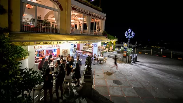 Italia cierra restaurantes y bares a medianoche, y prohíbe fiestas privadas por la COVID-19. Foto: AFP referencial