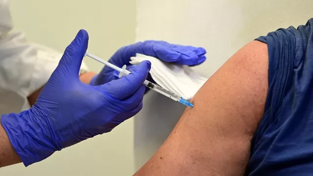 Italia comienza a administrar la dosis de refuerzo de la vacuna contra la COVID-19. Foto referencial: AFP